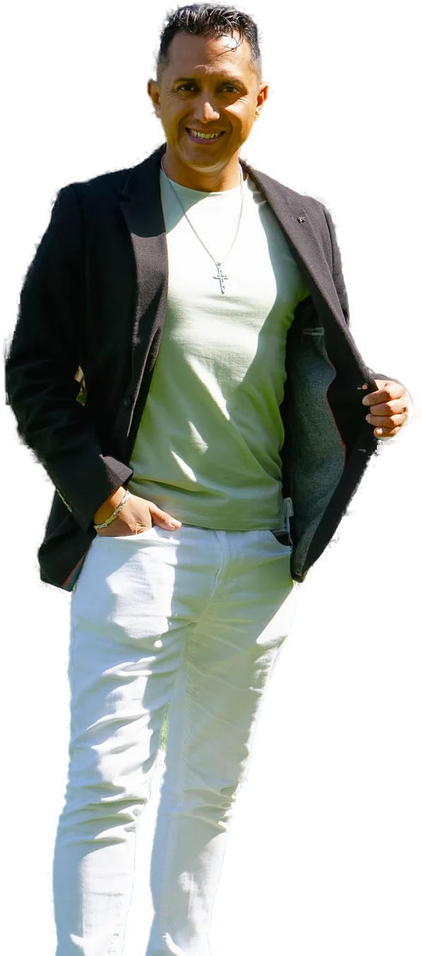 Cristhian Rosas sonriendo, con blazer negro